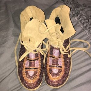 BRAND NEW House of Harlow beaded moccasins